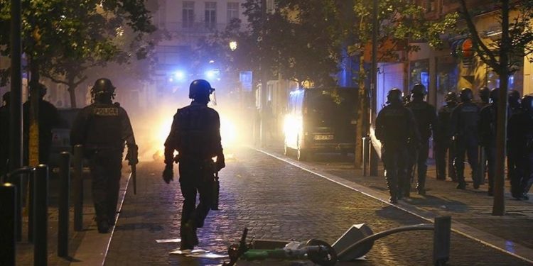 Fransa'da 17 yaşındaki genci öldüren polisin avukatı tehdit edildiklerini iddia etti