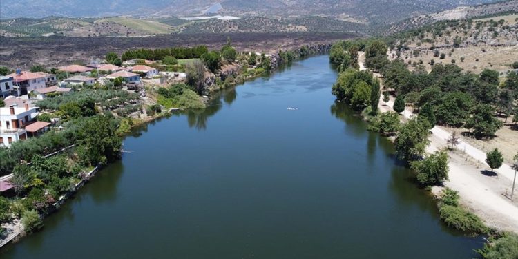 Yeniden coşkuyla akan Gediz, volkanik kanyona hayat verdi