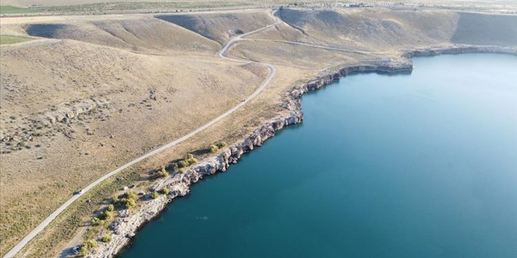 Türkiye'nin en derin gölü Acıgöl, ziyaretçi akınına uğruyor