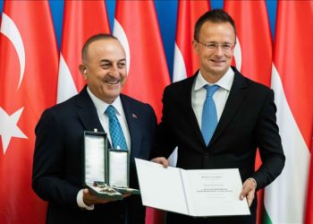 Eski Dışişleri Bakanı Çavuşoğlu’na Macaristan’da “Yıldızlı Liyakat Nişanı” verildi