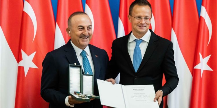 Eski Dışişleri Bakanı Çavuşoğlu’na Macaristan’da “Yıldızlı Liyakat Nişanı” verildi