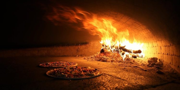 Odun ateşinde pizza yapılan Süryani köyleri lezzet durağı oldu
