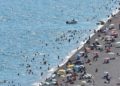 Antalya'da serinlemek isteyenler sahillerde yoğunluk oluşturdu