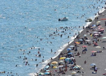 Antalya'da serinlemek isteyenler sahillerde yoğunluk oluşturdu