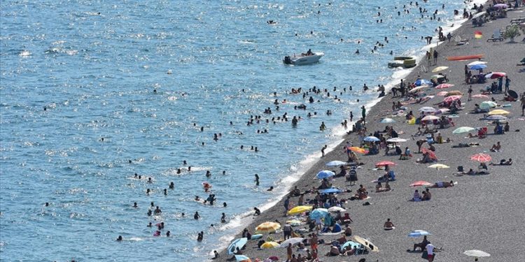 Antalya'da serinlemek isteyenler sahillerde yoğunluk oluşturdu