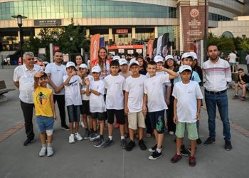 Depremzede çocuklar, Hepsiburada'nın desteğiyle milli maç heyecanı yaşadı