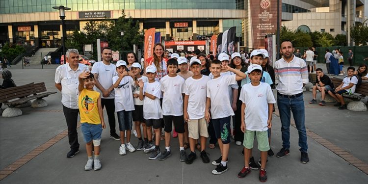 Depremzede çocuklar, Hepsiburada'nın desteğiyle milli maç heyecanı yaşadı