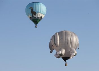 Figürlü sıcak hava balonları Kapadokya’da peribacaları üzerinde süzüldü