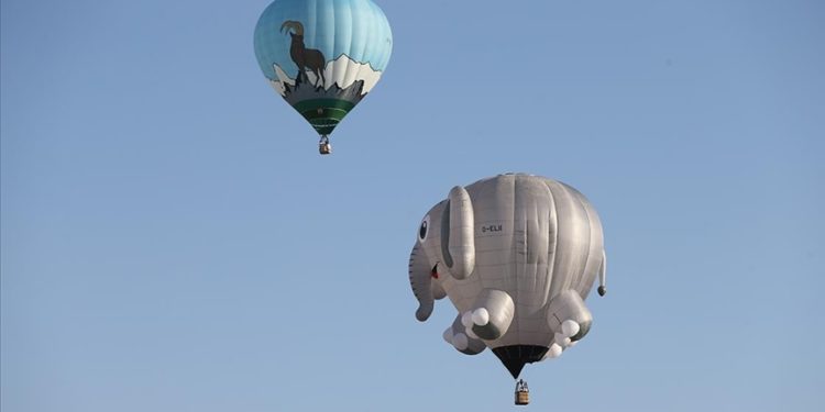 Figürlü sıcak hava balonları Kapadokya’da peribacaları üzerinde süzüldü