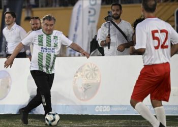 Bakan Osman Aşkın Bak, şöhretler maçında sahaya çıktı