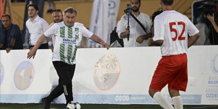 Bakan Osman Aşkın Bak, şöhretler maçında sahaya çıktı