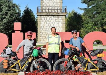 Filipinli çift bisikletleriyle 15 bin kilometrelik Asya turuna çıktı