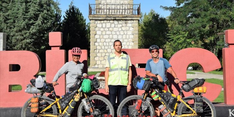 Filipinli çift bisikletleriyle 15 bin kilometrelik Asya turuna çıktı