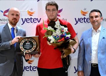 Bilal Erdoğan, şampiyon güreşçi Cemal Yusuf Bakır'a plaket verdi