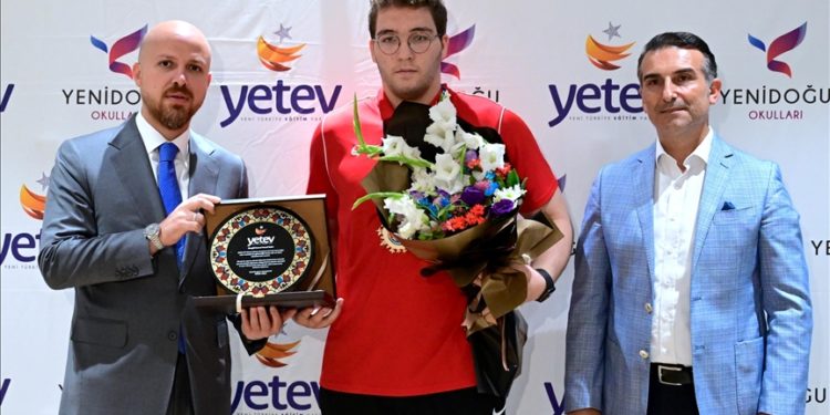 Bilal Erdoğan, şampiyon güreşçi Cemal Yusuf Bakır'a plaket verdi