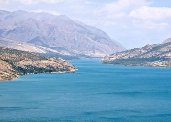 Özbekistan’da Çarvak Barajı, sıcaklardan bunalanların tercih ettiği yerlerin başında geliyor