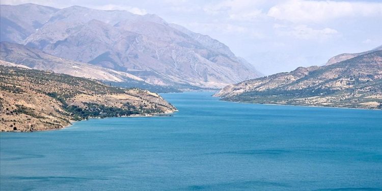 Özbekistan’da Çarvak Barajı, sıcaklardan bunalanların tercih ettiği yerlerin başında geliyor