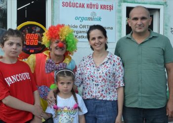 Mahalleli 6 yaşındaki depremzede Melek’i gülümsetmek için seferber oldu