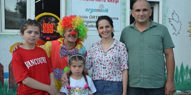 Mahalleli 6 yaşındaki depremzede Melek’i gülümsetmek için seferber oldu