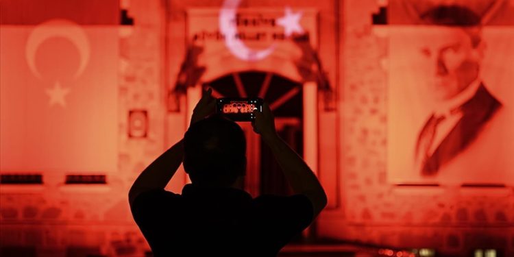 Ankara'daki tarihi mekanlara 30 Ağustos Zafer Bayramı'nda ışıkla Türk bayrağı yansıtıldı