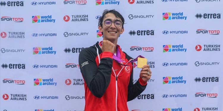 Milli okçu Mete Gazoz, Almanya'da kürsünün zirvesinde yer aldı
