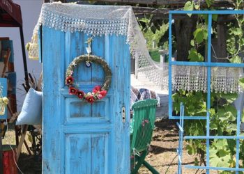 Atık malzemelerden yaptığı obje ve kıyafetleri açtığı sergiyle satışa sundu