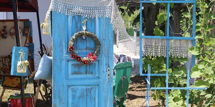 Atık malzemelerden yaptığı obje ve kıyafetleri açtığı sergiyle satışa sundu