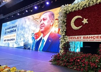 Bahçeli’den AK Parti’nin 22. kuruluş yıl dönümü için Türk bayraklı kutlama çiçeği