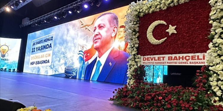 Bahçeli’den AK Parti’nin 22. kuruluş yıl dönümü için Türk bayraklı kutlama çiçeği