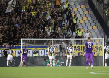 Maribor-Fenerbahçe mücadelesi tribünlerde çıkan olaylar nedeniyle durdu