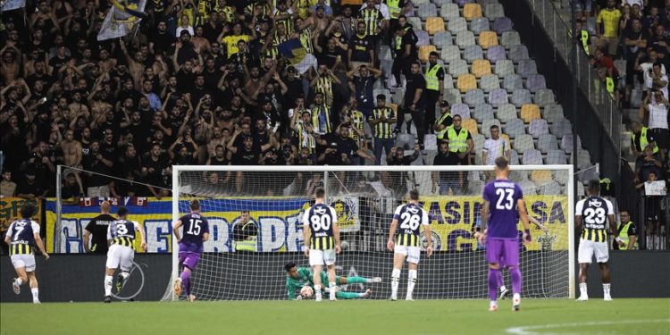 Maribor-Fenerbahçe mücadelesi tribünlerde çıkan olaylar nedeniyle durdu
