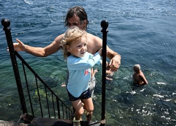 İstanbul'da sıcaktan bunalan vatandaşlar hafta sonu sahil ve parklarda serinlemeye çalıştı