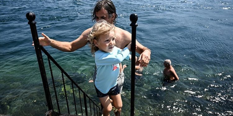 İstanbul'da sıcaktan bunalan vatandaşlar hafta sonu sahil ve parklarda serinlemeye çalıştı