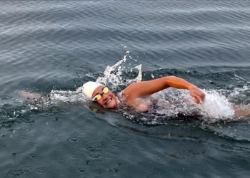 Aysu Türkoğlu, Kuzey Kanalı'nı yüzerek geçen en genç Türk sporcu oldu