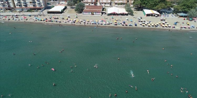 Tekirdağ'da sıcaktan bunalanlar sahillerde vakit geçiriyor