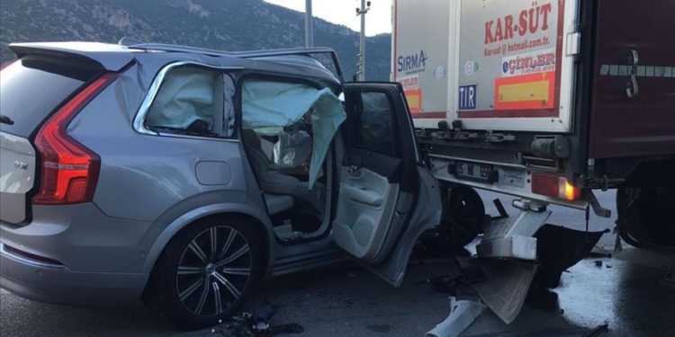 Burdur'da trafik kazası geçiren şarkıcı Tan Taşçı ve yanındaki iki kişi yaralandı