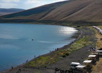 Sıcaktan bunalanlar 2 bin 241 rakımlı Balık Gölü'ne kamp kuruyor