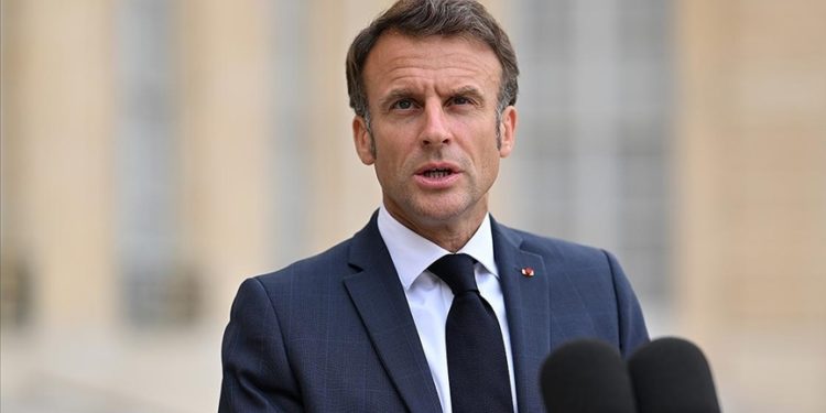 Macron, göçmenlik yasasının kabulü için tartışmalı anayasa maddesini kullanmayı planlıyor