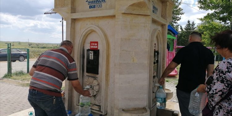 Edirne’de parktaki çeşme, su israfını önlemek için sembolik olarak ücretlendirildi