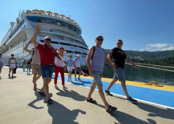 "Astoria Grande" kruvaziyeri 922 yolcusuyla Amasra'da demirledi