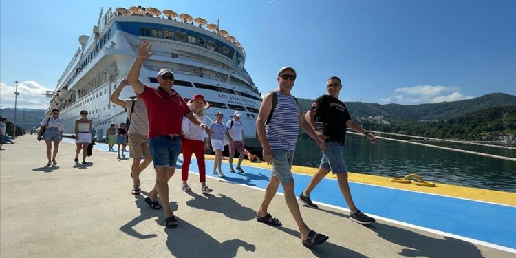 "Astoria Grande" kruvaziyeri 922 yolcusuyla Amasra'da demirledi