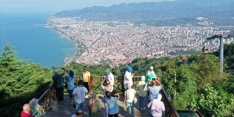 Turistler Boztepe’den manzara izlemeden Ordu’dan ayrılmıyor
