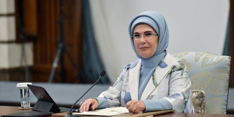 Emine Erdoğan'dan TSK'nın ilk kadın amirali Gökçen Fırat'ı tebrik paylaşımı