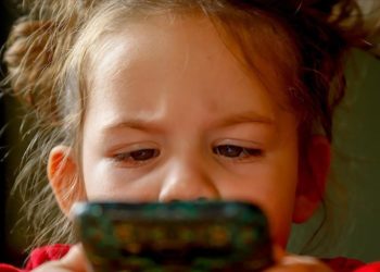 Cep telefonları çocuklarda miyop riskini artırıyor uyarısı