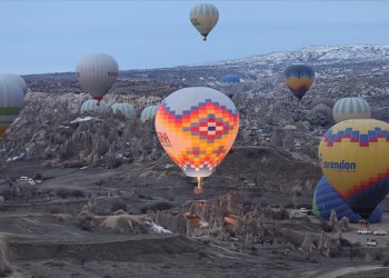 Kapadokya'da sıcak hava balon turuna rüzgar molası