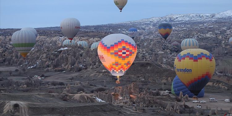 Kapadokya'da sıcak hava balon turuna rüzgar molası