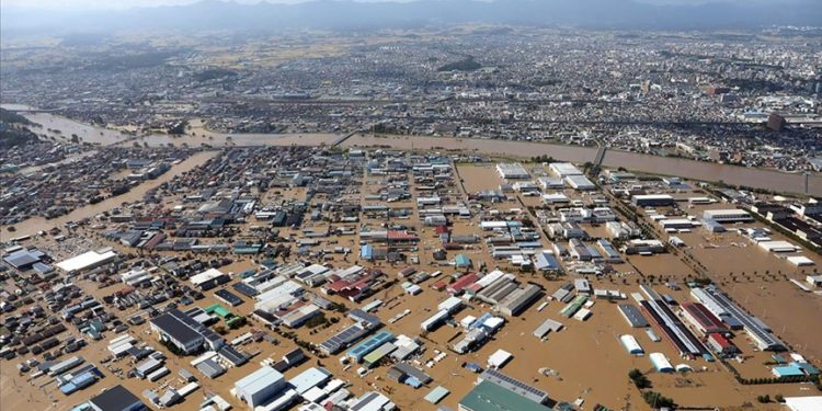 Güney Kore’ye doğru ilerleyen Khanun Tayfunu, hava ve deniz ulaşımını aksattı