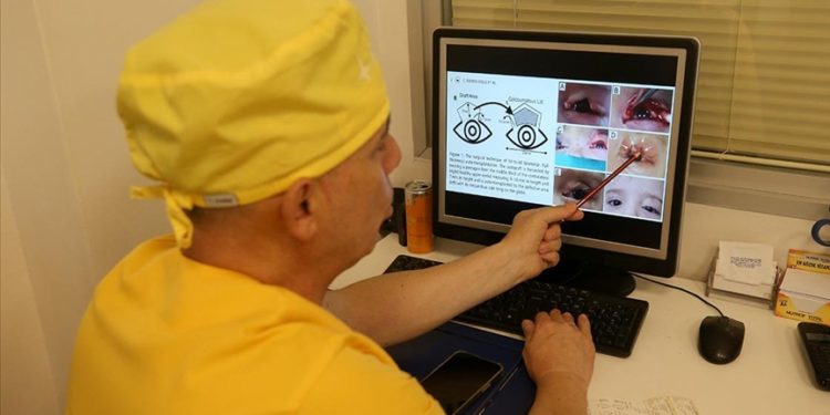 “Kapaktan kapağa nakil” ile göz kapağı açıklığını tedavi ediyor