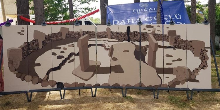 Şanlıurfalı öğrencilerin atık kumaştan yaptığı Göbeklitepe tablosu sergilenmeye başlandı