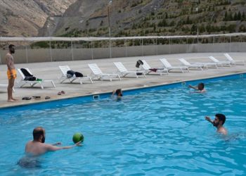 Hakkari'de sıcaktan bunalan vatandaşlar havuzda serinliyor